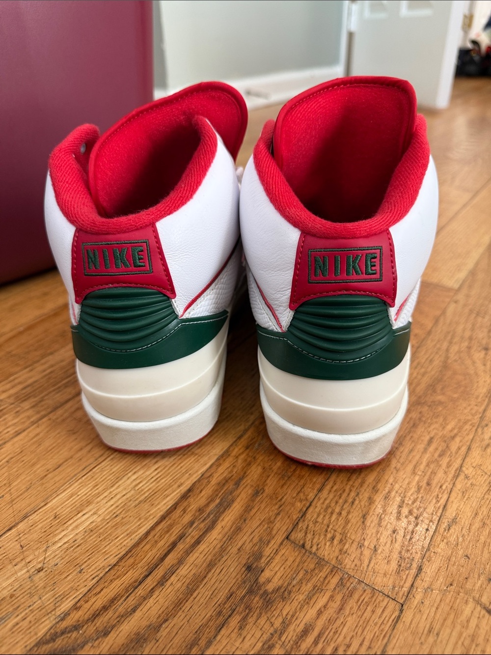AIR JORDAN 2 RETRO SZ 10.5 WHITE GREEN VARSITY RED - Picture 3 of 6